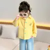 Camisas para Meninas Primavera e Outono 2026 Novo Estilo Roupas de Primavera para Bebê Menina Camisa Jaqueta Fina de Manga Longa para Crianças