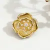Broche de Camélia Elegante Retrô Ouro Estéreo Zircônia Micro-Pavimentada Liga de Cobre Galvanizada a Ouro Broche Exquisito Corsage