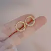 Aretes de anillo pequeño retorcido con incrustaciones de circonita de microinlay dorado, aretes de alto sentido de temperamento, aretes nuevos de nicho únicos, aretes