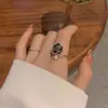 Anel Aberto Flor de Camélia Preta para Mulheres, Luxo Leve, High-End, Surpreendentemente Bonito, Item Tendência Mais Vendido, Acessório de Mão Estilo Chanel