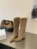Botas longas femininas estilo coreano para aumentar a altura, novas botas versáteis outono e inverno 2026, de camurça plissada empilhada, botas de cano alto