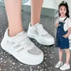 Tênis brancos para crianças, novo modelo 2026, sapatos versáteis de sola macia para meninos e meninas, sapatos escolares da moda para crianças maiores, sapatos esportivos