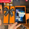 Producto Terminado de Ganchillo Hecho a Mano, Llavero de Ramo de Flores de Hilo, Flor de Rosa Creativa Flor Artificial Colgante para Bolsa, Regalo para el Día del Maestro