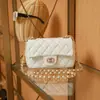 Bolso Original Chanel Clásico Grande Nimi Pequeño con Bolita Dorada y Solapa Cuadrada con Cadena Acolchada Cruzado para Mujer
