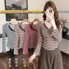 7093# Camiseta de Manga Larga con Cuello Halter y Adorno de Encaje Único para Mujer, Nueva Llegada, Chic de Principios de Otoño, Top Rayado Elegante