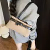 Bolso de Hombro Elegante para Mujer Estilo Commuter Modelo Nuevo 2025 Bolso Tote Sencillo Hebilla de Cinturón a la Moda Bolso de Hombro Personalizado