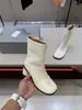 Versão em couro de botas Martin de bico dividido de moda de nicho para mulheres, botins de salto grosso, botas de moda de salto alto emagrecedoras e elegantes, botas femininas de bico de porco