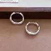 Brincos redondos de metal escovado com pregas simples estilo Ins, design pequeno e de nicho, tarrachas, brincos requintados com sensação fresca e clara para mulheres