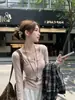 Elegante camiseta de manga larga para mujer con cuello Henley de encaje, estilo dos piezas falsas, botones, corte ajustado, capa base para primavera y otoño