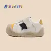 Nuevos estilos de primavera y otoño para zapatos de niño pequeño para niños y niñas, con cierres de velcro, suelas suaves y diseños antideslizantes, adecuados para edades de 1 a 3 años.