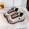 Tênis Esportivo Infantil 2026 Verão e Outono Novo Modelo Sapatos para Meninos Sapatos para Caminhada ao Ar Livre com Fivela Rotativa Malha Única Sapatos Estilo Pai para Meninas