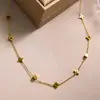 Colar Quadrado de Aço Titânio Flor de Luxo Leve de Alta Qualidade Tendência da Moda Feminina Design Trevo de Quatro Folhas Conjunto de Corrente para Clavícula Venda por Atacado