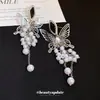 Brincos vintage europeus e americanos com borla cravejada de diamantes, borboleta vazada com pérola, brincos de luxo leve de alta qualidade com design de nicho