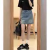 Falda corta de mezclilla de color claro para mujer, nuevo estilo de verano, talla grande, para figuras curvilíneas, oculta el vientre, cuerpo con forma de pera, minifalda de línea A adelgazante