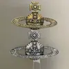 Broche de Lujo Ligero con Grabado de Saturno, Pin de Moda con Diseño de Cruz, Accesorio para Traje con Elemento de Planeta