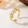 Anillo de Luz de Zirconia Incrustada en Oro Real Chapado en Cobre Transfronterizo Europeo y Americano Lujo Ligero Sensación de Alta Gama Anillo para el Dedo Joyería de Mano Versátil Fabricante Venta al por Mayor en Stock