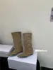 Primeiro encontro com as botas de cano alto de camurça bico fino da Ji Po, coleção feminina outono/inverno 2026, estilo fivela de cinto retrô