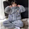 Pijama de manga larga de forro polar de coral para niños para otoño e invierno, con un lindo diseño de dibujos animados, un aspecto elegante y que proporciona calidez para usar en interiores.