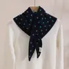 Directo del fabricante, chal triangular de punto de mezcla de lana, bufanda cruzada de lunares clásica, bufanda de cuello versátil para otoño e invierno para mujer