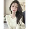 Suéter de punto de alta gama estilo coreano con cuello en V, capa interior tejida, top ajustado para mujer de otoño e invierno, elegante y extremadamente hermoso