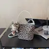 Bolso tipo cubo retro de estampado de leopardo de nicho estilo coreano de alta moda, nuevo de otoño 2026, bandolera minimalista Maillard personalizada