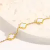 Popular Pulseira Brilhante de Trevo de Quatro Folhas Aço Titânio Ouro 18K Dupla Face Madrepérola Pulseira Simples Joias de Mão Fabricante Atacado