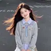 Elegante y dulce conjunto de dos piezas para niños mayores, con un top de diseño vanguardista de imitación de dos piezas combinado con una falda de encaje