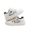 Zapatillas tipo rayo estilo Chanel para mujer, nuevo diseño popular de nicho Otoño 2026, zapatos blancos versátiles y ligeros para estudiantes