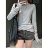 Camiseta branca de manga longa com bainha enrolada estilo coreano para mulheres, base para outono, corte justo, top básico versátil