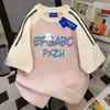Camiseta de Manga Curta com Estampa de Letras Estilo Americano para Homens e Mulheres, Top Casual Soltinho de Verão com Patchwork de Três Listras