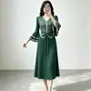 Vestido de mujer estilo francés 2026 nuevo modelo, cuello en V, cintura con cinturón, vestido de línea A adelgazante, mangas acampanadas, elegante y estiloso, Vestido plisado Issey Miyake