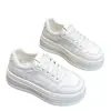 Primeira Camada Couro Bovino Bico Redondo Cadarço Tênis de Skate Feminino Solado Grosso Aumento de Altura Sapatos Brancos Sapatos Femininos Versátil Casual Esportivo Calçados Únicos