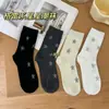 Meias Femininas Primavera e Outono Novo Estilo Meias de Cano Médio com Design de Estrela de Cinco Pontas, Versáteis e Modernas, Absorventes de Suor Estilo Coreano Meias Longas