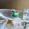 Nuevos Accesorios de Resina de Pato de Color Sólido Mini Lindos Adornos Pequeños Tridimensionales Colgante Joyería DIY