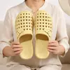 Pantuflas cerradas antideslizantes de EVA para mujeres mayores, adecuadas para uso en interiores en casa, baño y ducha en verano