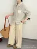 Camisa de solapa con bolsillo de diseño de nicho para mujer, nueva colección primavera/otoño 2026, a rayas, holgada, casual, que muestra la parte superior del cuerpo