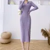 Vestido de tricô estilo francês para mulheres, outono e inverno 2026, comprimento médio justo, vestido bodycon de camada interna