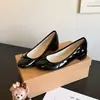Zapatos rojos pequeños para mujer, nuevo estilo otoño e invierno 2026, suaves y elegantes, con lazo, punta redonda, boca poco profunda, zapatos de ballet tipo abuela
