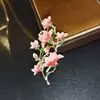Nova Broche de Flor de Pessegueiro Esmaltada Estilo Chinês para Mulheres, Broche Luxuoso de Nicho de Alta Qualidade, Acessório para Cheongsam e Hanfu