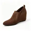 Botas de Cano Curto com Salto Escondido Fosco Femininas 2026 Primavera/Outono Novas Couro Macio Decote em V Emagrecedoras Fáceis de Calçar para o Dia a Dia