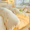 Juego de ropa de cama de cuatro piezas para otoño e invierno, con toallas de terciopelo de leche y bordados, nuevo estilo 2026, adecuado para dormitorios de estudiantes y habitaciones, incluyendo una sábana y una funda de edredón