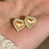 Brincos de amor de entrada de luxo de alta classe para socialite, incrustados com zircônia, com acabamento escovado, brincos simples e compactos em forma de coração, para o dia a dia, combinam com tudo