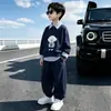 Roupa Infantil Meninos Roupa de Outono Conjunto Moletom 2026 Novo Estilo Primavera e Outono para Crianças Médias e Maiores Esportivo Outono Fresco Bonito Moderno