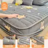 Falda de Cama Acolchada Estampada de Vellón de Leche Juego de Tres Piezas Cubierta Protectora de Colchón Más Terciopelo Cubierta de Esterilla Cálida de Invierno Antideslizante a Prueba de Suciedad