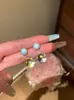 Pez nadando en el cielo azul, Colgante de carpa azul, Pendientes de perlas para mujer, Pendientes adecuados para el verano, Pendientes de diseño nicho