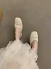 Chinelos fechados vazados estilo francês para mulheres, para usar no verão ao ar livre, novos chinelos preguiçosos de tricô estilo Birkenstock para mulheres 2025