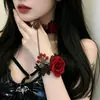 Pulsera de encaje con cadena de flor de rosa negra, inspirada en lo vintage, de alta gama - un diseño lujoso y único que combina una pulsera y un anillo