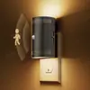 Luz Noturna com Sensor de Presença Gy109 Plug-In Modelo Semi-Cilíndrico Preto com Iluminação para Cima e para Baixo para Quarto e Corredor