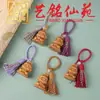 Llavero de gatito juguetón tallado en madera de azufaifo de Yiming Xianyuan, lindo colgante decorativo para mochila de pareja con borla temática de luna