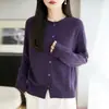 Outono/Inverno 2026 Novo Cardigan de Tricô com Gola Redonda e Barra Enrolada, Manga Longa, Cor Sólida, Peça de Vestir Pronta para Usar, Pele de Guaxinim de Primeira Linha, Roupa Externa